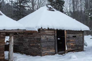 Kışın tarihi köylü kulübesi