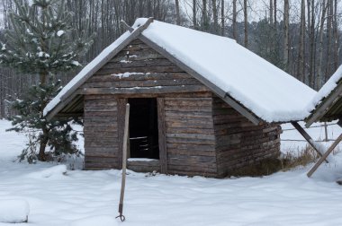 Kışın tarihi köylü kulübesi