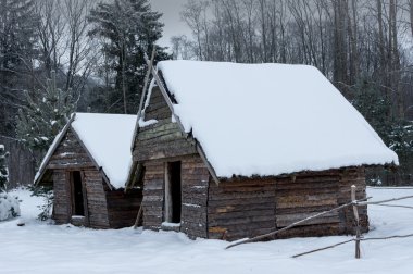 Kışın tarihi köylü kulübesi