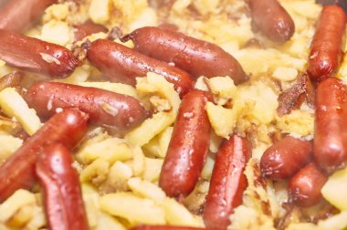 Sosisli kızarmış patates.