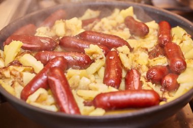 Sosisli kızarmış patates.