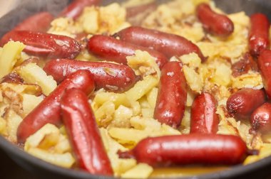 Sosisli kızarmış patates.