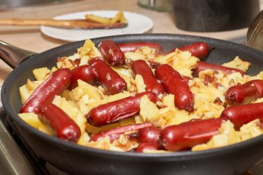 Sosisli kızarmış patates.