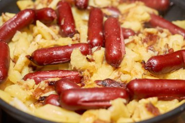 Sosisli kızarmış patates.