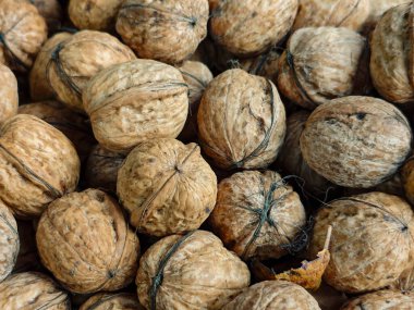 Kabuklu cevizlerin yakın çekimi, kırsal dokuyu ve ayrıntıları gösteriyor..