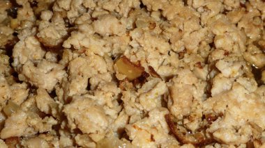 Pişmiş hafif etin detaylı dokusu, lezzetli bir yemeğe hazır..