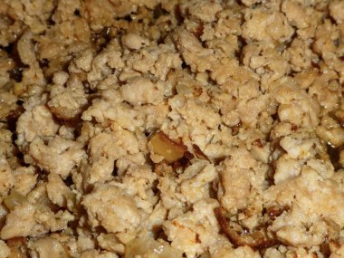 Pişmiş hafif etin detaylı dokusu, lezzetli bir yemeğe hazır..