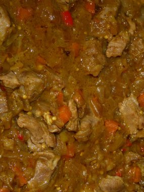 Kalın, bol baharatlı bir sosta yavaş pişen tuzlu et parçaları.