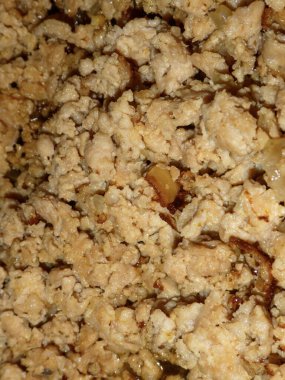 Pişmiş hafif etin detaylı dokusu, lezzetli bir yemeğe hazır.