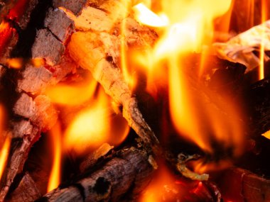 Şöminede yanan odun.