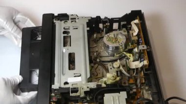 Çalışan bir retro video kaset kayıt mekanizmasının ayrıntılı olarak kapatılması.