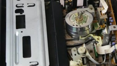 VHS kasedini yükleyen ve çalan klasik VCR mekanizmasının yakın plan görüntüsü