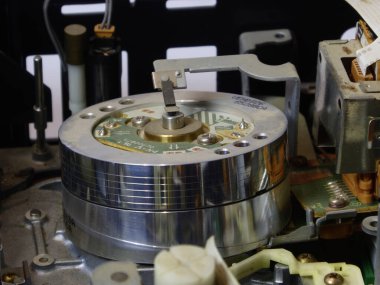 Profesyonel elektronikte dönen bir video baş silindirinin ayrıntılı olarak kapatılması.