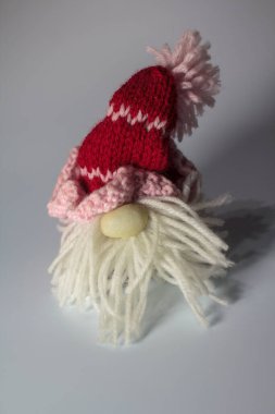 Geleneksel İskandinav el yapımı Noel cücesi ya da beyaz arka planda erkek cücesi.