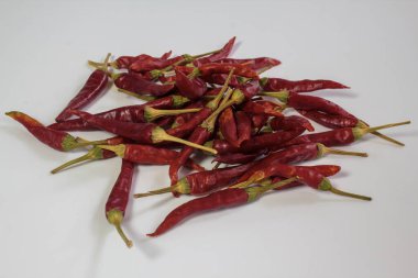 Kırmızı kırmızı biber yığınının yüksek açılı görüntüsü. Yemek geçmişi, yemek tarifleri ve baharat pazarı reklamları için kullanışlı. Beyazda izole edilmiş.