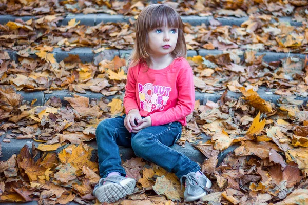 Niña Parque Otoño Los Niños Juegos Activos Lugar Para Texto —  Fotos de Stock