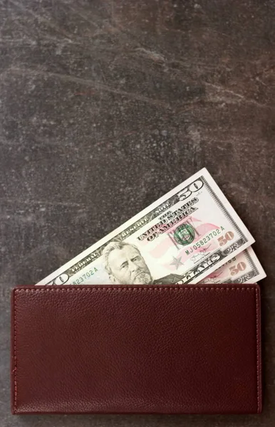 화폐와 지갑이 어두운 배경에 메시지를 공간이 — 스톡 사진