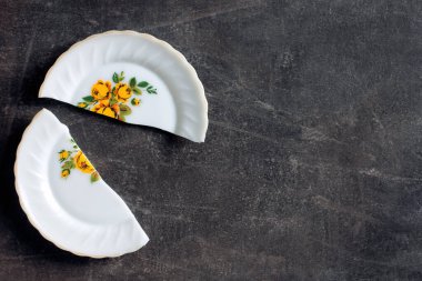 İkiye bölünmüş bir tabak, koyu arkaplanda çiçek deseni olan bir tabak, metin için alanı kopyala