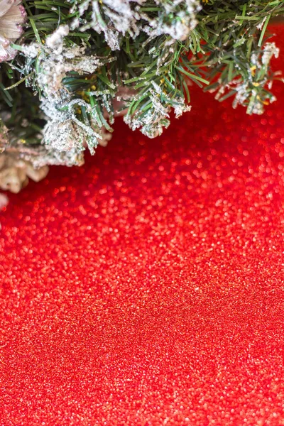 Kerstboom Sneeuw Een Rode Gloeiende Glitter Achtergrond Kopieer Ruimte Voor — Stockfoto