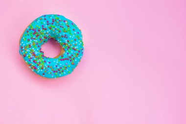 Pembe arka planda mavi donat