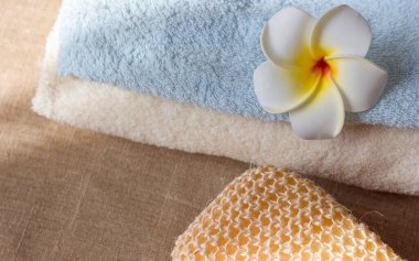Doğal ekolojik bez havlu ve bez üzerinde dekoratif çiçek.
