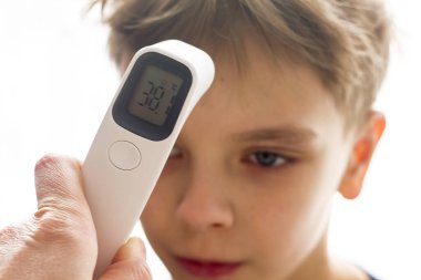 Elektronik termometrede yüksek sıcaklık göstergeleri, bir çocukta sıcaklık ölçümü, seçici odaklanma