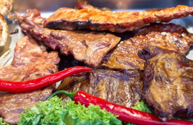 Izgara kırmızı biber kaburga ve marul yaprakları, seçici odak noktası, sokak yemekleri.