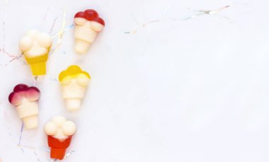 Birçok çiğneme kauçuğu beyaz arka planda dondurma şeklinde çok renkli şekerler, kullanışlı doğal tatlılar.