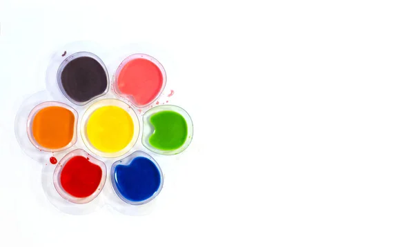 Acqua Multicolore Dipinge Vernici Bambini Contenitori Plastica Sfondo Bianco Disegna — Foto Stock