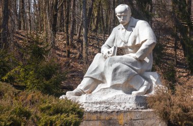 Lviv Ukrayna - 04 11 2021: Şehir parkındaki ünlü Ukraynalı yazar ve şair Taras Shevchenko anıtı
