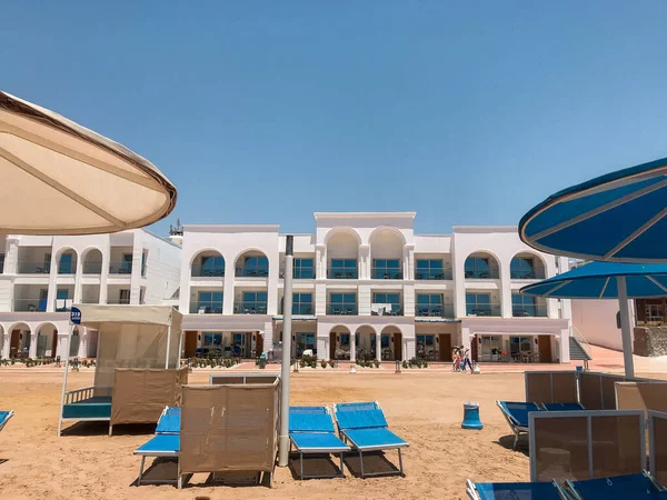 Sharm Sheikh Egypte 2021 Strand Ligbedden Parasols Zand Prachtig Uitzicht — Stockfoto