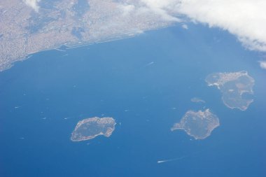Türkiye Prensleri 'nin Adaları Marmara Denizi uçak yüksekliği, tatil gezisi ve İstanbul ve Türkiye' ye seyahatten havadan görünüyor