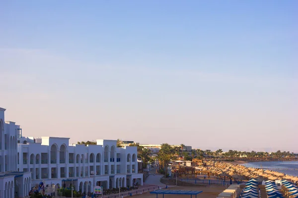 休日やエジプトへの旅行でインフラストラクチャと紅海のビーチやホテルの美しい景色包括的なシャーム シェイク 選択的フォーカス — ストック写真