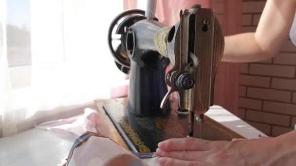 Жіночі Руки Шиють Сукню Швейній Машинці — стокове відео