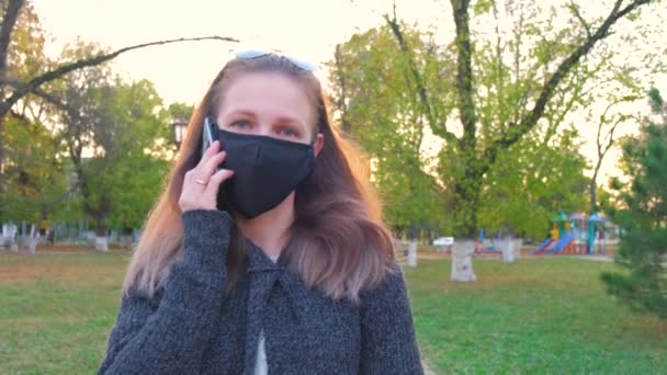 Front View Young Beautiful Girl Medical Mask Speaks Mobile Phone — Wideo stockowe