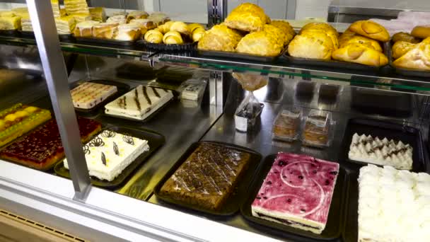 Janela de exibição de pastelaria com variedade de bolo — Vídeo de Stock