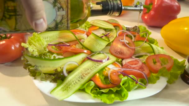 Despejando molho na salada, câmera lenta — Vídeo de Stock