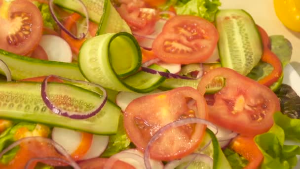 Koken van tikje verse gemengde salade — Stockvideo