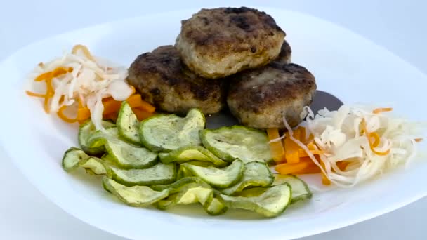 Cutlets with cabbage and zucchini — Stock Video