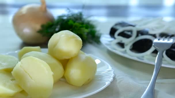 Patates Tuzlu uskumru ve soğan ile — Stok video