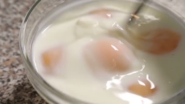 Смешанные яйца в прозрачной миске — стоковое видео