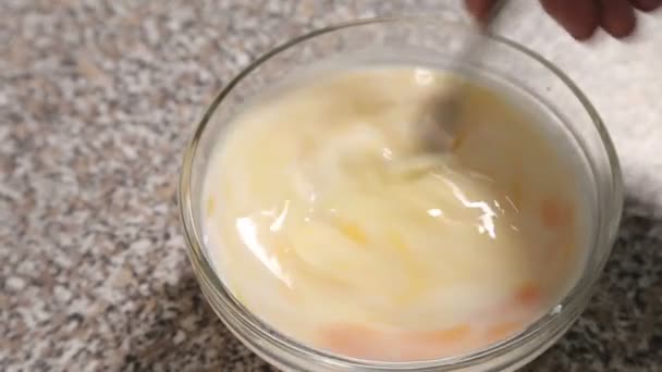 Wymieszane jajka w misce przezroczysty — Wideo stockowe
