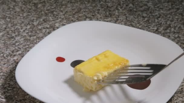 Ein Omelett auf einen Teller legen — Stockvideo