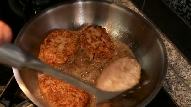 Rissóis de fritar em uma panela de ato de fritar — Vídeo de Stock