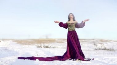 kış günü zevk genç kadınlar. ağır çekim. mutlu mutluluk