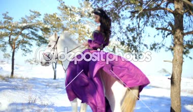 Kışın beyaz atlı güzel kadın