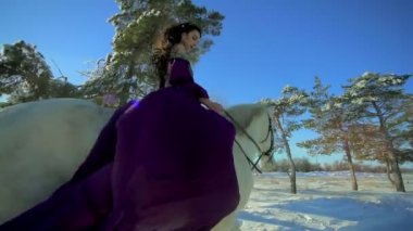 Genç erkek açık beyaz atın üzerinde oturanbir