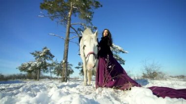 Güzel genç kadın bir at okşayarak