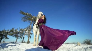 Güzel genç kadın bir at okşayarak