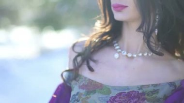 güzel genç kız kış orman